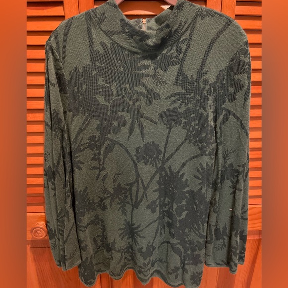 105. WOMENS CHICO’S 2/L DETAIL SWEATER - Picture 1 of 5